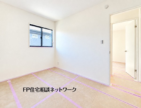 白を基調としたシンプルな洋室は、家具やインテリアを合わせやすい空間。子ども部屋や書斎など、ご家族の暮らしに合わせて活用できます。 