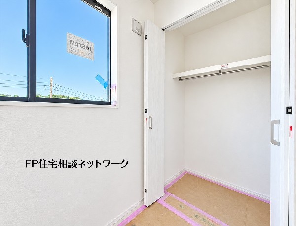 棚とハンガーパイプを備えたクローゼット。衣類を掛けて収納でき、上段には箱や小物も置けるため、日々の身支度がしやすくなります。 