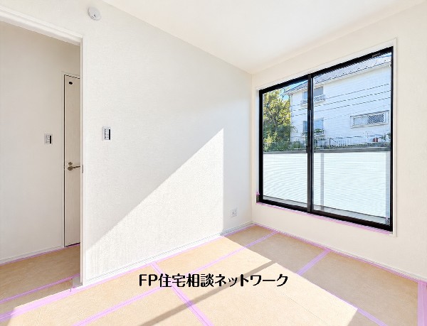 窓から差し込む光が室内に広がる、明るい洋室。読書やくつろぎのひとときを楽しめる、自分らしいプライベート空間をつくれます。 