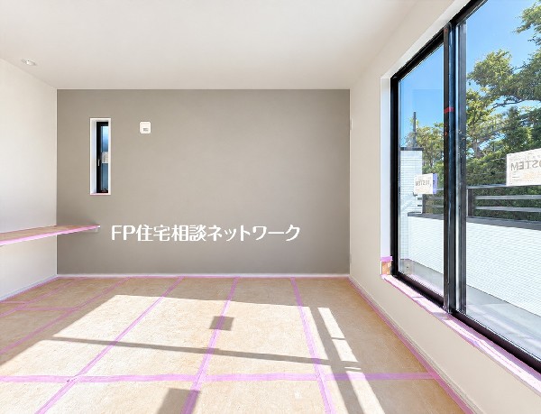 大きな窓から光が届く洋室には、壁際にカウンターを設置。読書やパソコン作業など、暮らしに合わせた自分の居場所をつくれます。