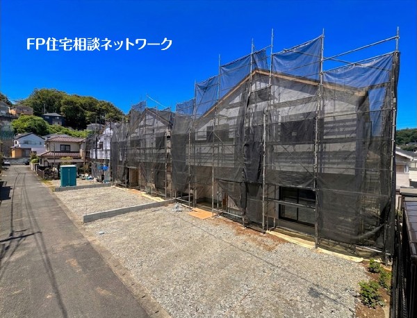 外観:緑を望む穏やかな環境に、新しい住まいが誕生。前面には、車3台が並列駐車できるゆとりのスペースをご用意。完成した街並みの中で、理想の暮らしを描いてみませんか。