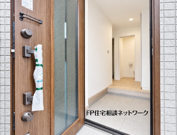 高級感漂う木目調の玄関ドア。広々とした玄関ホールは、明るく清潔感があり、お客様を気持ちよくお迎えできます。 