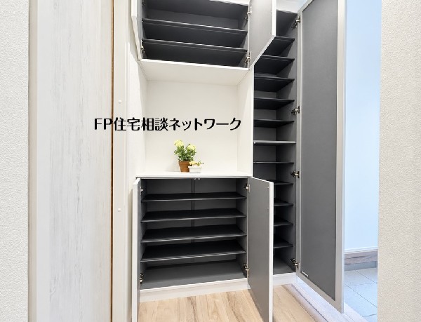 大容量のシューズボックスを備えた玄関。家族全員の靴もすっきり収納できます。