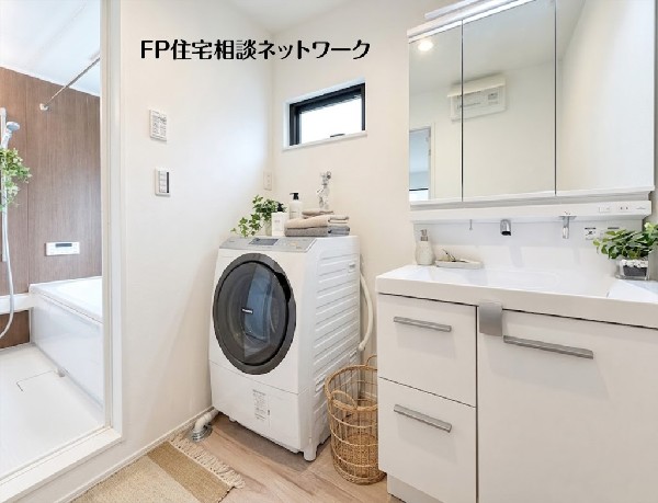 本画像の洗濯機、小物等はCGイメージで販売価格にも含まれず、付帯しません。棚の設置工事は有償です。