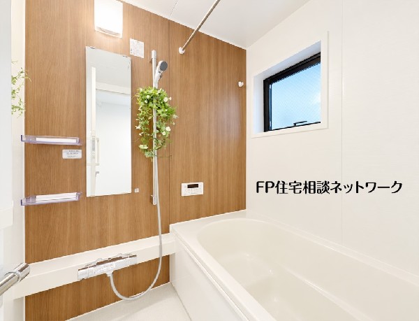 木目調のアクセントパネルが温かみを感じさせるバスルーム。浴室乾燥機付きで、雨の日のお洗濯も安心です。広々とした浴槽で、一日の疲れをゆっくり癒せます。