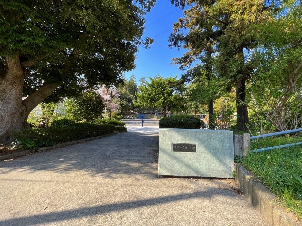 周辺環境:つつじが丘第一公園(ロケット公園と呼ばれる公園です。斜面にはたくさんの樹木があり、お散歩が楽しめます。)