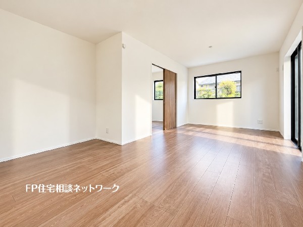 オープンな空間を生み出す、広がりとゆとり。家族と過ごす時間を大切にしたい方にぴったりのゆとりある住空間です。日差しがリビングの隅々までしっかりと届きます。