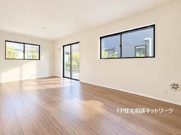 大切な家族が集まるからこそLDKにはこだわりたい。日当たりのよい広いＬＤＫを、子供たちが元気に走り回っている姿を見た時「広い家にして良かった」と思う。