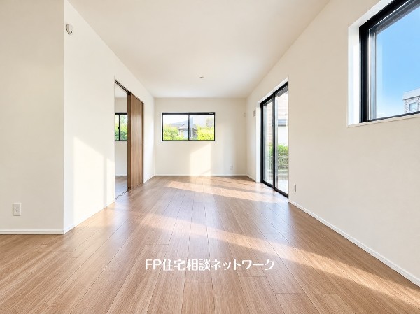 家族だんらんのスペースとなるリビング。家具の配置がしやすい広さを確保しつつ、窓が多い設計は色々な角度から光が取り込めるこだわりの間取りです。