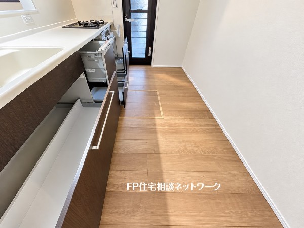スライド収納付きのシステムキッチン。料理器具なども収納できて出し入れもスムーズ。収納量もたっぷりなので料理器具やストック調味料なども入れられる。