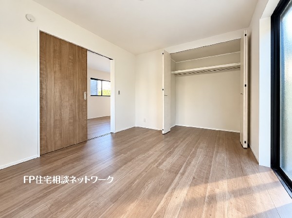 収納力が豊富な大型クローゼット。普段着やスーツはもちろんのこと、コート類などもしっかり掛けられます。奥行きもあり、部屋がスッキリしますね。