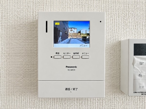 【モニター付インターホン】TVモニター付きインターホン　室内から訪問者の顔を映像で確認しながら通話できる便利な防犯設備です。不審者対策やトラブル防止に役立ち、日々の安心を支えます。