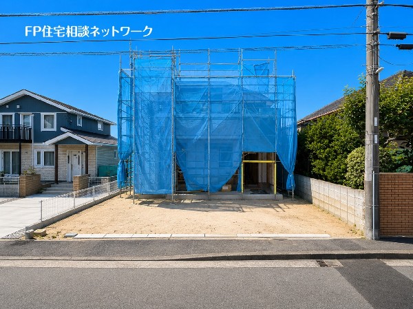 外観:ゆとりある敷地を活かした、1号棟はカースペース3台分を確保した住まい。複数台所有のご家庭はもちろん、来客時にも便利です。