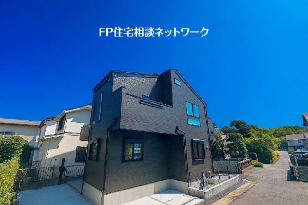 外観:【類似外観同仕様】施工例のため分譲中の建物とは外壁、屋根開口部等の形状・仕様が異なります。