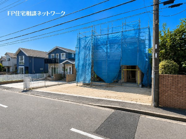 外観:区画整理された閑静な分譲地に誕生する新築邸宅。整った街並みとゆとりある道路が開放感を演出し、落ち着いた住環境での新生活を叶えます。