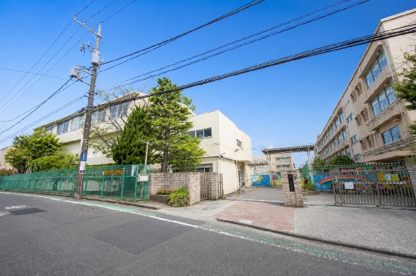 周辺環境:つつじが丘小学校(昭和43年創立で、各学年3クラス平均、全校生徒約500人の小学校。確かな学力、豊かな心、健やかな体、知徳体を伸ばす！)