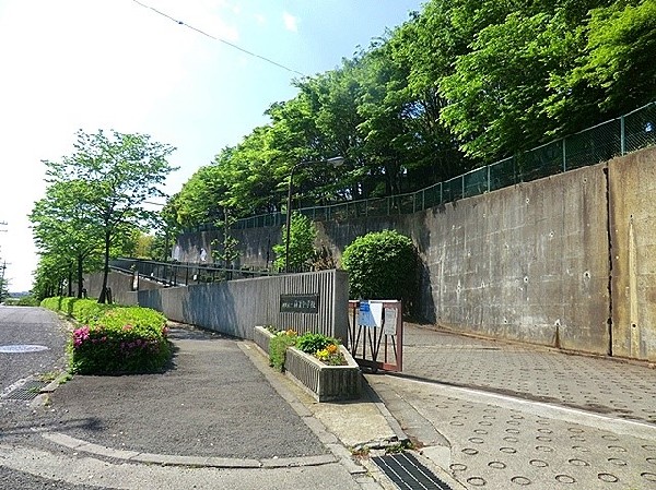 周辺環境:南菅中学校(自然豊かで落ち着いている学習環境です。穏やかに学習していると評判です。)