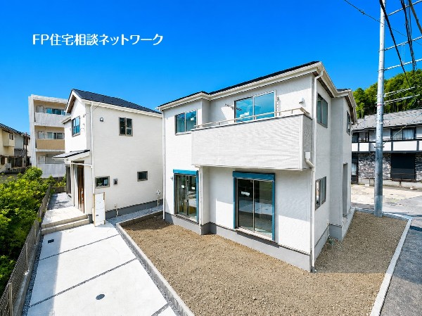 外観:小田急線「柿生」駅まで徒歩5分の好立地。駅近ながら落ち着いた住環境に佇む、明るく開放感のある新築戸建。通勤・通学はもちろん、お買い物にも便利な暮らしやすい立地です。