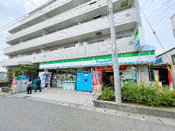 周辺環境:ファミリーマート柿生駅北口店(人気のファミチキをはじめスナックメニューも大人気です。)
