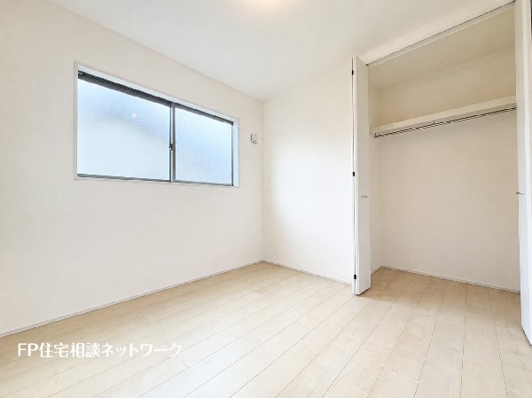 全居室には大型の収納クローゼットを完備。普段使いのお洋服や小物はもちろん、季節物のお洋服などもしっかりと整理整頓出来る。居室空間を隅々まで使えるのが嬉しい。