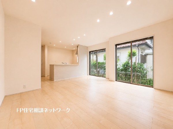 オープンな空間を生み出す、広がりとゆとり。家族と過ごす時間を大切にしたい方にぴったりのゆとりある住空間です。日差しがリビングの隅々までしっかりと届きます。