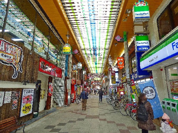 周辺環境:あいもーる（商店街）(武蔵新城のアーケード商店街、イベントも多数です。昔ながらのお店と、新しいチェーン店が立ち並ぶ。)