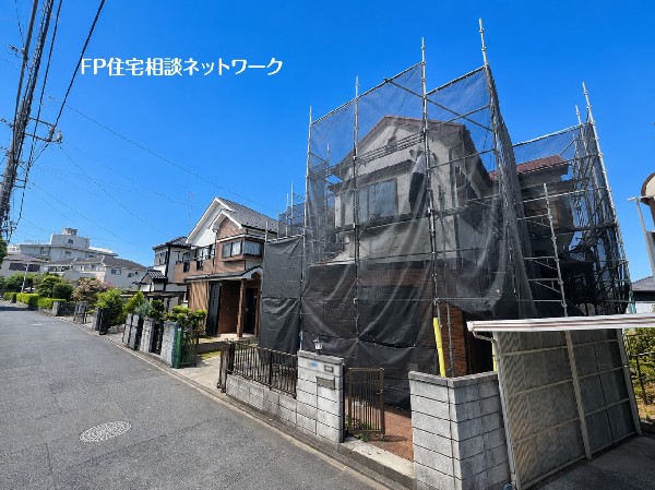 外観:JR南武線「久地」駅徒歩18分。周辺は落ち着いた街並みが広がる閑静な住宅街です。交通量も比較的穏やかで、ゆったりと暮らせる住環境が魅力です。