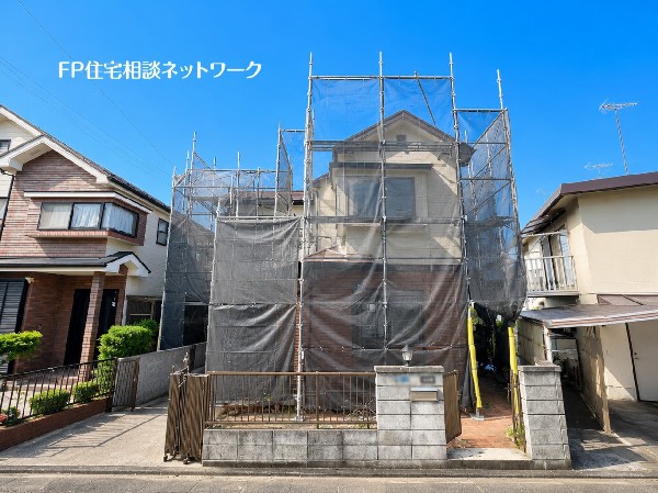 外観:道路との高低差がなく、出入りもスムーズなフラットな敷地。ゆとりある広さも魅力です。開放感のある現地をぜひご覧ください。
