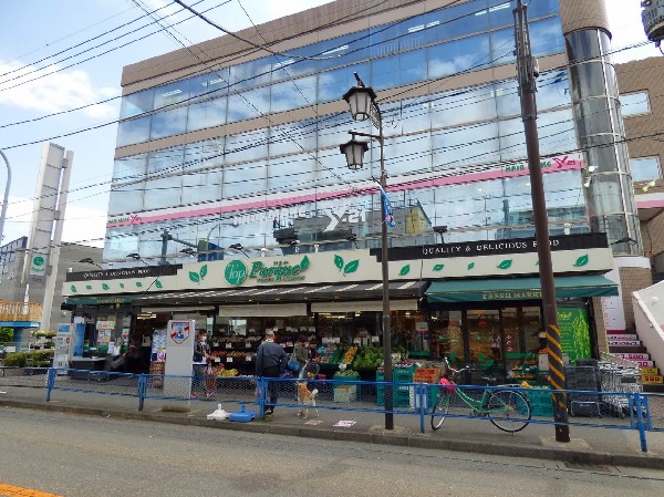 周辺環境:トップパル久地店(午前8時～午後25時までと比較的遅くまで営業している店舗。駅前に有るので仕事帰りの買物にも便利。宅配サービスも実施中。)
