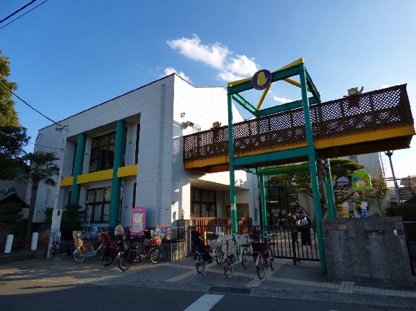周辺環境:宿河原幼稚園(見た目で子供の興味を集める園舎が特徴の幼稚園。しかし開園は古く昭和29年なので創立60周年の歴史がある。)