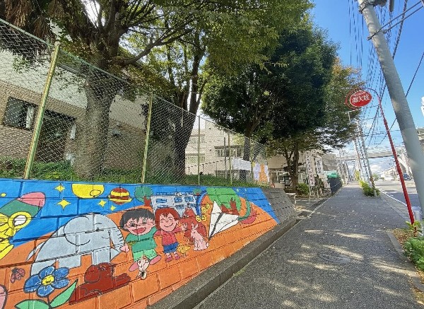 周辺環境:犬蔵小学校(緑の丘に包まれた自然豊かな環境の中で、44年の歴史を刻んできた犬蔵小学校。現在、1100人をこえる児童が、のびのびと学校生活を送っています。)