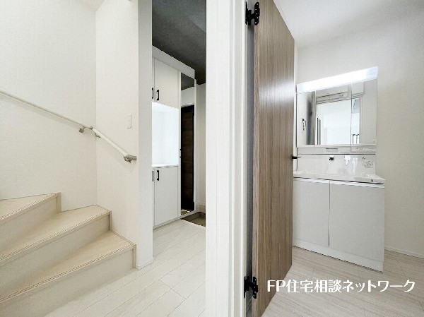 階段部分には自然の光を取り込むことの出来る、窓を配置しており明るい空間！お掃除の際には空気の換気などにも便利です。