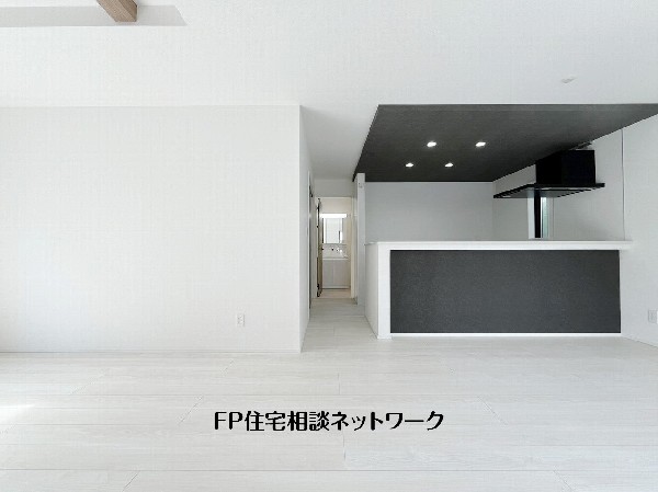 想像以上の質感が訪れる者の心を離さない。フローリング素材、窓の配置、壁面タイル、カラーバランス、どれをとってもワンランク上の仕上がり。