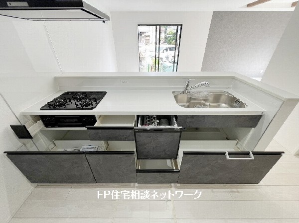 スライド収納付きのシステムキッチン。料理器具なども収納できて出し入れもスムーズ。収納量もたっぷりなので料理器具やストック調味料なども入れられる。