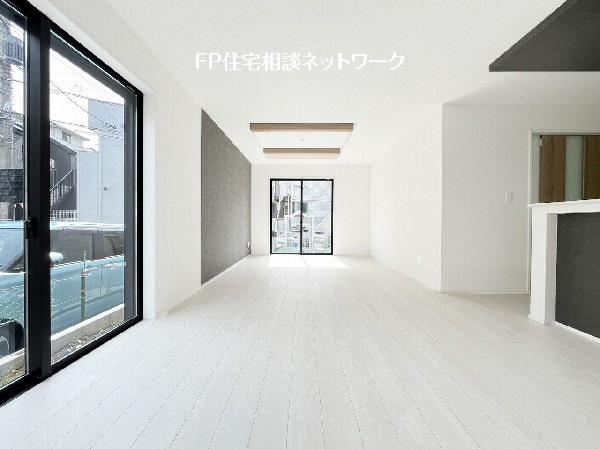 オープンな空間を生み出す、広がりとゆとり。家族と過ごす時間を大切にしたい方にぴったりのゆとりある住空間です。日差しがリビングの隅々までしっかりと届きます。