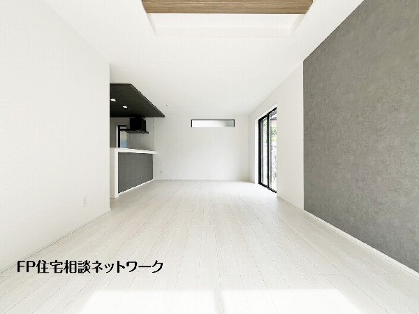 大切な家族が集まるからこそLDKにはこだわりたい。日当たりのよい広いＬＤＫを、子供たちが元気に走り回っている姿を見た時「広い家にして良かった」と思う。