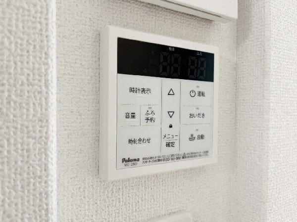 【フルオートバス】ワンタッチでお湯張りや保温が可能なフルオートバス。仕事や塾などパパやお子様の入浴時間が異なる家でも、保温機能でいつでも快適に入浴が可能です。