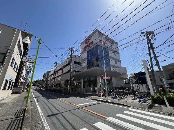 周辺環境:スーパー三和 百合ヶ丘店(新鮮な食材や日用品が揃う地域密着型スーパー。毎日のお買い物に便利で、忙しいご家庭の暮らしをサポートします。)