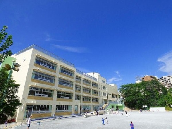 周辺環境:川崎市立百合丘小学校(お子様が一日の中でも長い時間を過ごす小学校。のびのびと過ごし、広い校庭で元気に駆け回ったり、成長していくお子様の姿が目に浮かびます。)