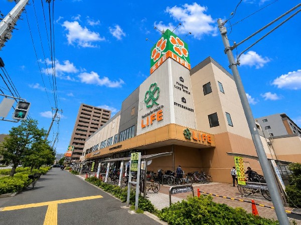周辺環境:ライフ川崎大島店(スーパーマーケット ライフは、「おいしい」「ワクワク」「ハッピー」をお届けします。川崎大島店の営業時間は9：00～0：00。)