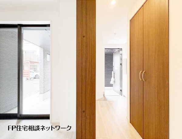 【廊下】  明るい木目でまとめた、清潔感のある玄関ホール。収納を備えているため、靴や外出用品をすっきり整理できます。帰宅時も気持ちよく迎えてくれる、穏やかな温かみのある空間です。