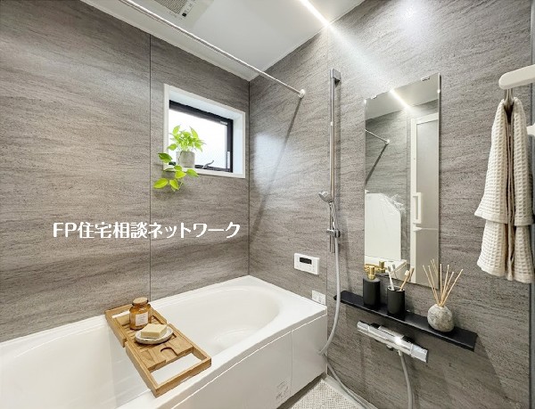 【浴室】  本画像はAIがCGで小物を作成しており、実際の現地に小物は設置されておりません。また、販売価格に小物等は含まれておりません。