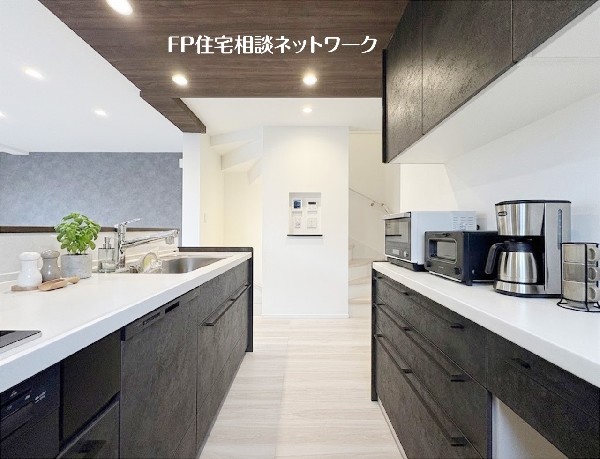 【キッチン】  本画像はAIがCGで小物を作成しており、実際の現地に小物は設置されておりません。また、販売価格に小物等は含まれておりません。