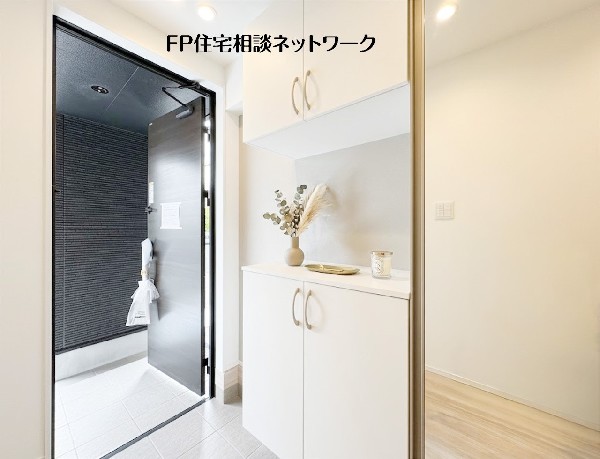 【玄関】  本画像はAIがCGで小物を作成しており、実際の現地に小物は設置されておりません。また、販売価格に小物等は含まれておりません。