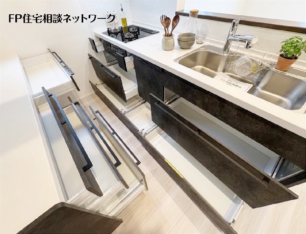 【キッチン収納】  引き出し式収納を豊富に備えた、使い勝手のよいシステムキッチン。調理器具や食器を整理しやすく、必要な物をすぐ取り出せます。ワークトップが清潔感を演出し、毎日の料理や片付けも快適です。