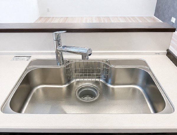 設備浄水と水道水を切り替えて使用できるスッキリとしたデザインの浄水器一体型水栓。ヘッドを引き出して使えるのでお料理はもちろんシンクの掃除が容易です。