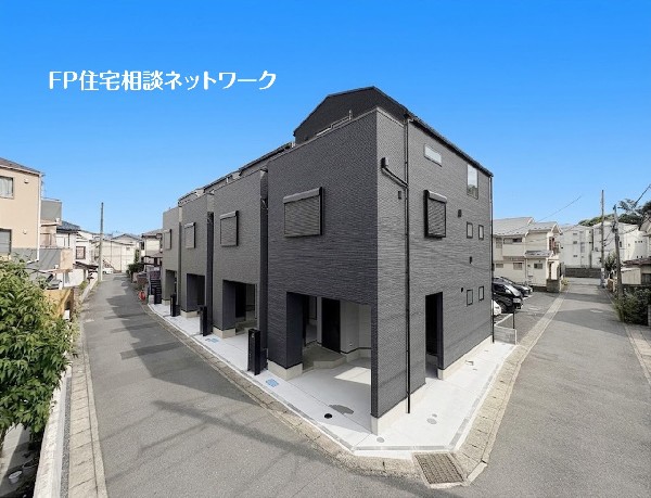外観:【外観】  落ち着きあるダークカラーで統一された、洗練された印象の外観。街並みに映える端正なデザインに加え、複数棟が並ぶ整った景観も魅力です。住まう方を心地よく迎える佇まいです。