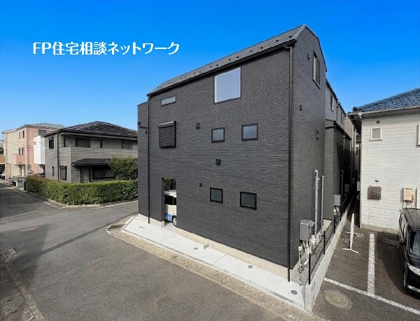 外観:【外観】  重厚感のあるダークトーンを基調とした、スタイリッシュな外観デザイン。窓をバランスよく配置し、すっきりとした美しいフォルムに仕上げた、都市的な存在感のある住まいです。