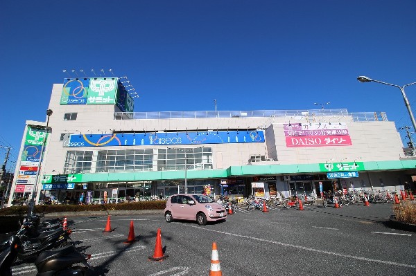 周辺環境:サミットストア南加瀬店(首都圏でスーパーマーケットを展開するサミット。2階には衣料品のパシオス、ダイソーがあります。)
