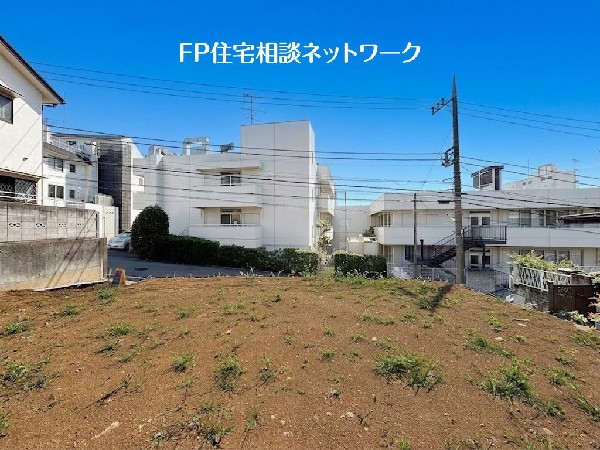 外観:土地面積185.28m2以上の広々した敷地は、カースペース並列2台駐車可能な贅沢な広さです。